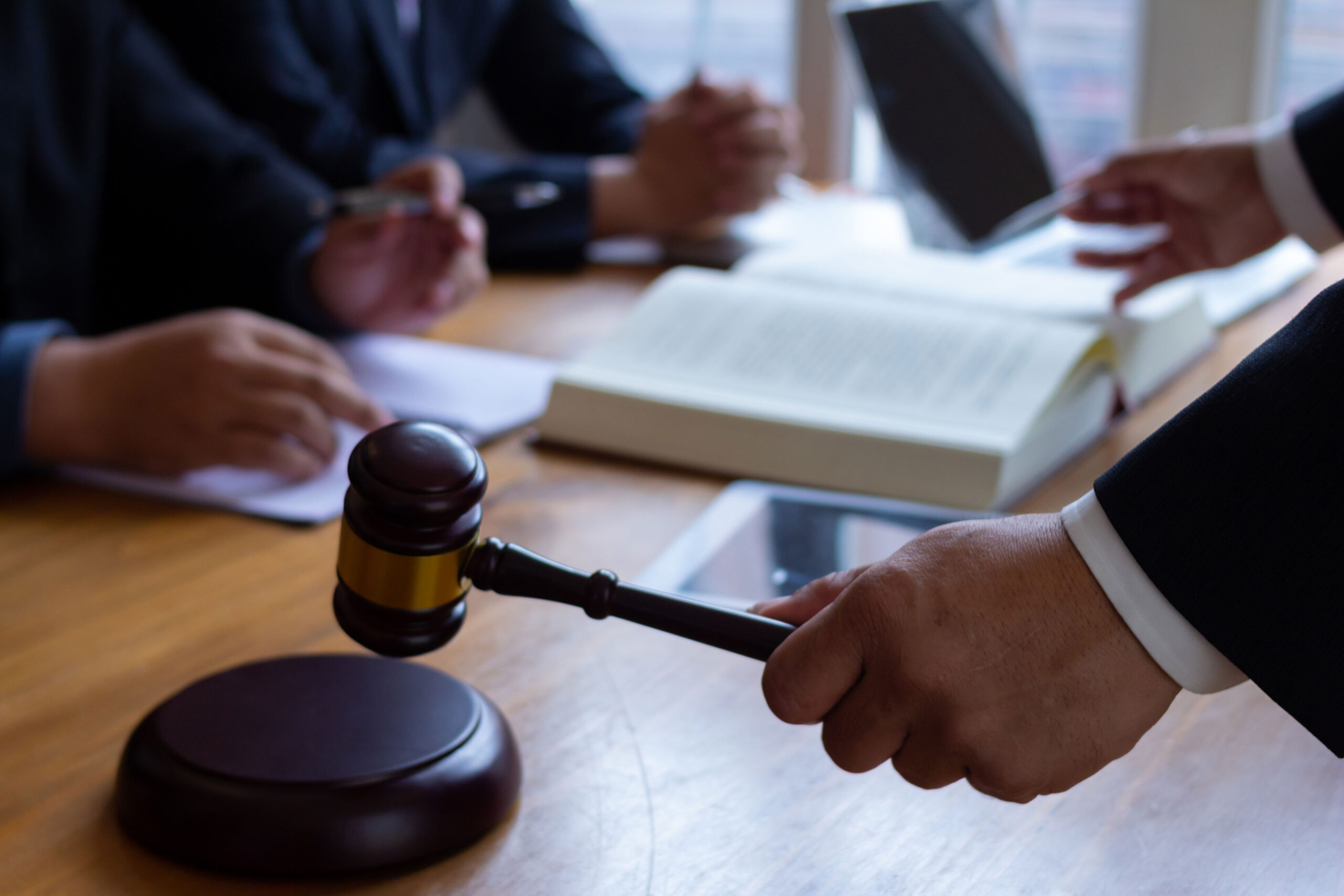 vecteezy_team-of-lawyers-having-legal-discussion-holding-judges_22144023